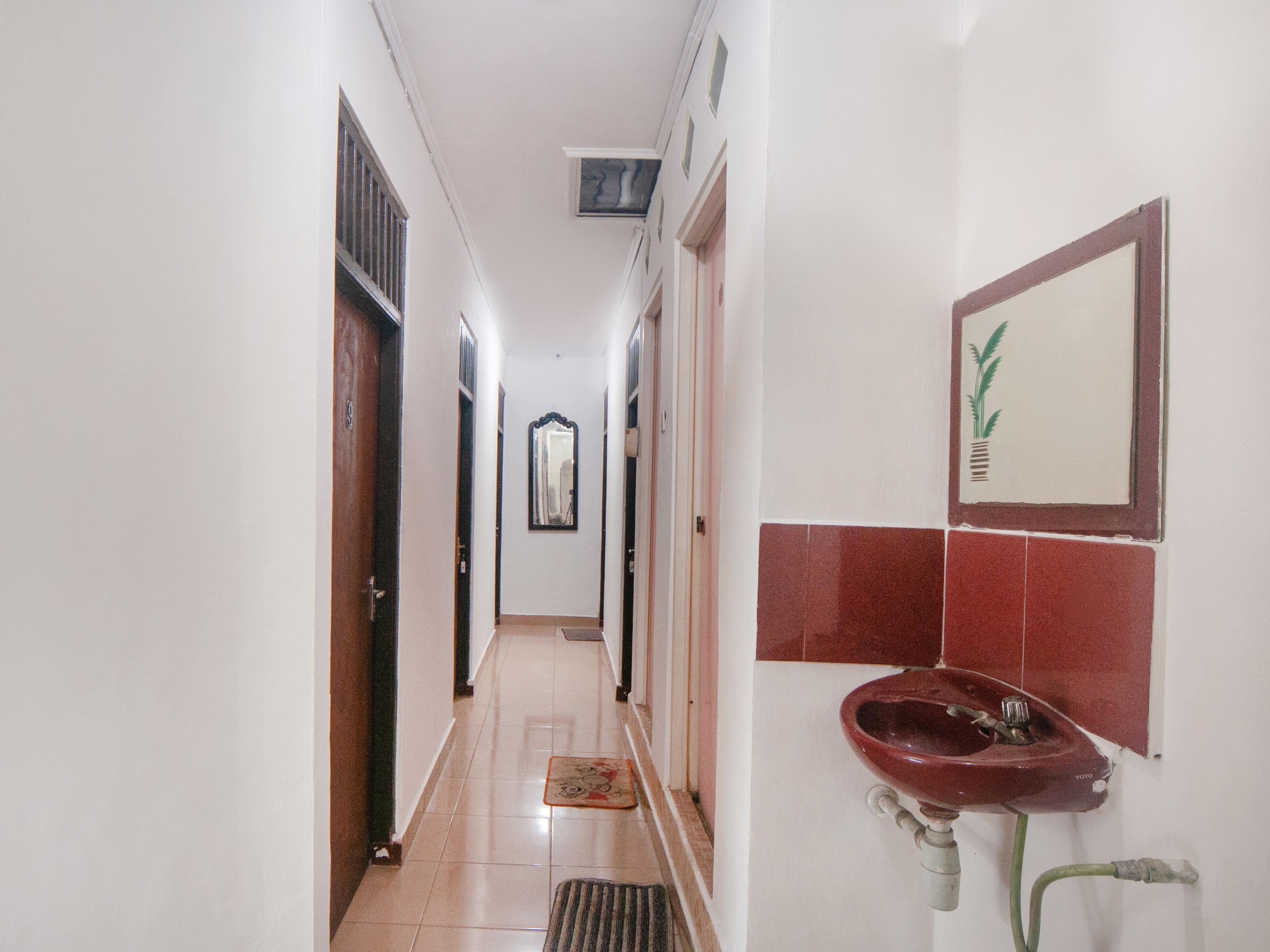 Oyo 2256 Danysa Guesthouse Jakarta Eksteriør bilde